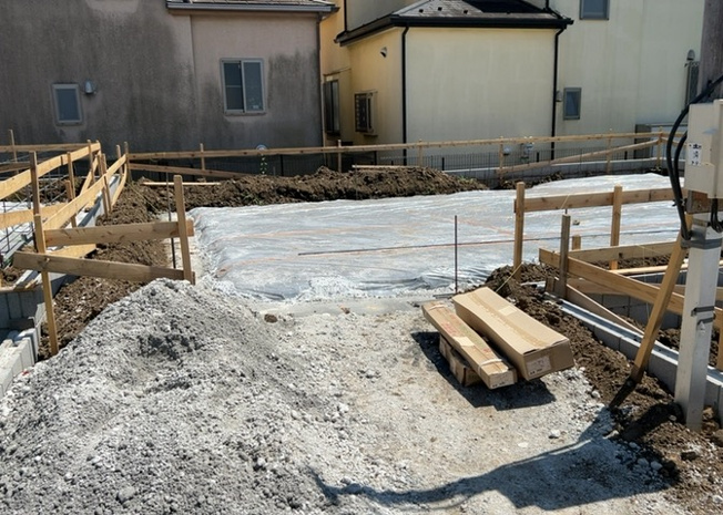 【庭】 | 庭のある家に住むことのメリットとして、子どもたちの遊び場を確保できること、ガーデニングや家庭菜園を楽しめること、明るさを確保できることがあります。また、配置を工夫することでプライバシーが確保できます。