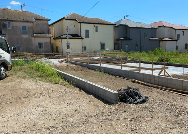 【前面道路含む現地写真】 | 住宅用の土地では前面道路に2m以上接していなければならないと法律で定められています。しかし、お持ちの車のサイズやライフスタイルなどにより、2mでは利便が悪い場合もございますので、事前に確認しましょう。