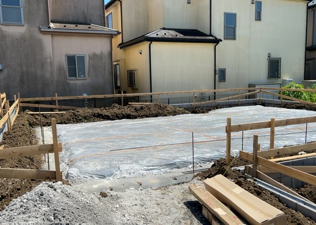【庭】 | 庭があることでガーデニングや家庭菜園はもちろん、こどもの遊び場やペットを放して遊ぶことができます。また、家の周囲に余裕があるということです。隣地との間があれば、十分な日当たりと、風通しが確保できます。