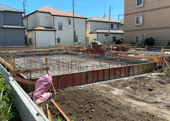 【外観】 | 現地に行くなら、物件の周囲の地形がどうなっているかを見ることも大切です。周辺より低くなっている土地では、大雨などで水が集まりやすいため、地盤が弱くなっているということも考えられるため、注意が必要です。