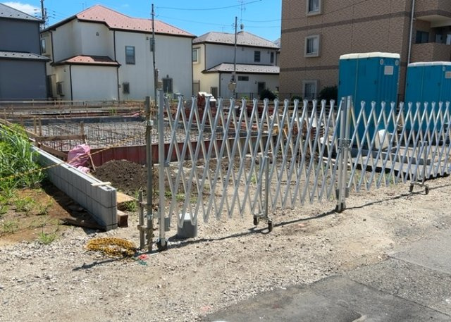 【前面道路含む現地写真】 | 道幅が狭い場所は比較的土地の値段が低いことが多く、また交通量が少ないため騒音が少なく静かな環境で過ごせます。また、小さいお子様がいるご家庭も安心です。一方で車の駐車が難しいというデメリットもあります。