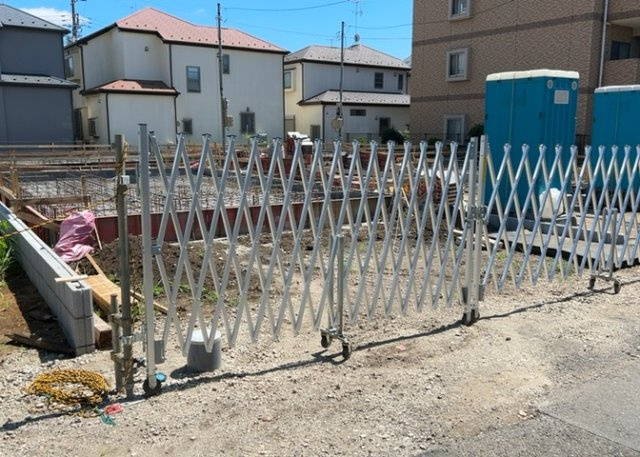 【前面道路含む現地写真】 | 道幅が広い場所は日当たりや風通が良好です。幅が広いのですれ違いも可能ですし大きな車でも駐車可能！一方で、大型車が通ることも多くなるため交通量の増加により騒音に繋がります。また土地の値段が高くなります。
