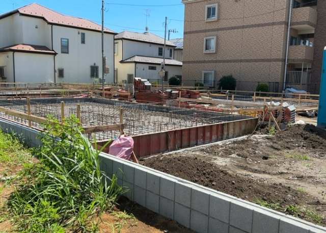 【外観】 | 現在は更地となっています。現地をご見学に行く際は、道路の幅や周辺の交通量、施設などをご確認頂くことをおすすめします！ある程度イメージをつけたいという場合は、同売主の施工事例や完成パースもお見せします。