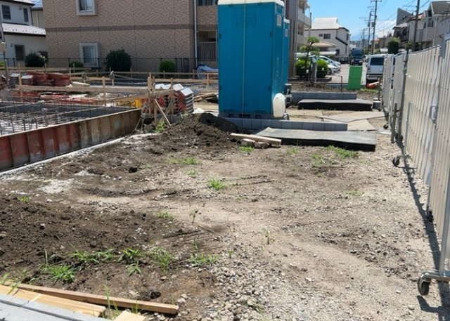 【駐車場】 | 車一台あたりに必要なスペースは、標準サイズの普通自動車で横幅2m50cm、長さ5mは必要になります。ただし、乗降のことも考慮して横幅3m30cm、長さ5m50cmほどは確保できるところを選びましょう。