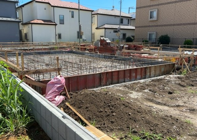 【庭】 | 庭のある家に住むことのメリットとして、子どもたちの遊び場を確保できること、ガーデニングや家庭菜園を楽しめること、明るさを確保できることがあります。また、配置を工夫することでプライバシーが確保できます。