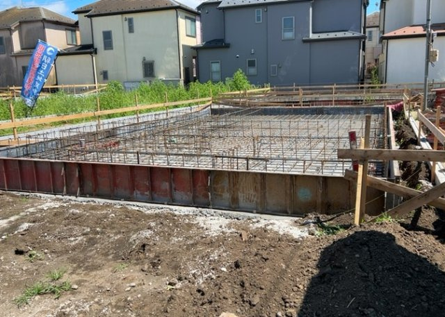 【玄関】 | 玄関は、狭すぎると複数人で使いにくく、広すぎても無駄な空間になりがちです。最低2畳を目安にして、家の広さとの兼ね合いや家族の人数を考慮して決めるとよいでしょう。現地を見学して快適な玄関を選びましょう！