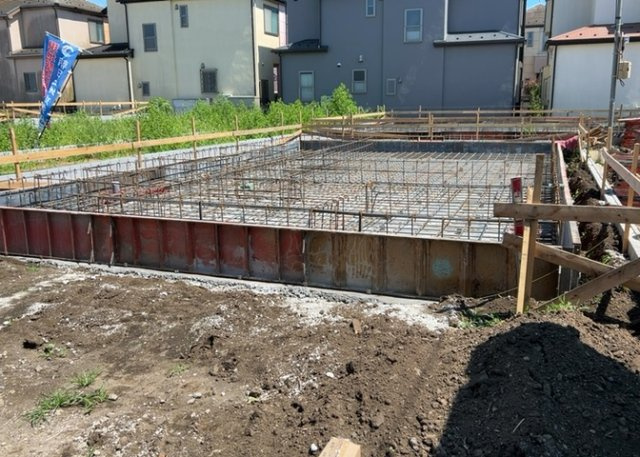 【玄関】 | 玄関ポーチにおいて最も重視すべきと言っても良いのが広さです。適切な広さの玄関ポーチでないと外見的なバランスは崩れてしまいますし、何より使いにくくなってしまいますので、現地で実際に下見をしてみましょう！
