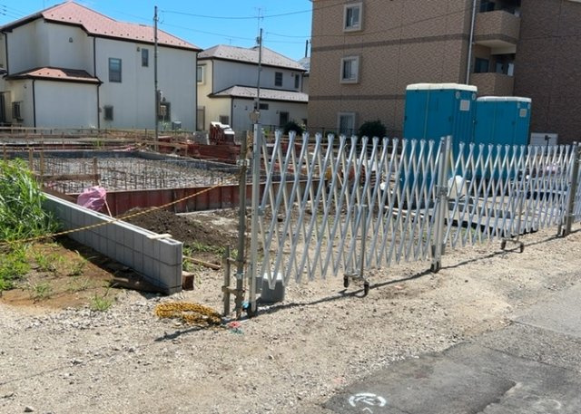 【前面道路含む現地写真】 | 住宅用の土地では前面道路に2m以上接していなければならないと法律で定められています。しかし、お持ちの車のサイズやライフスタイルなどにより、2mでは利便が悪い場合もございますので、事前に確認しましょう。