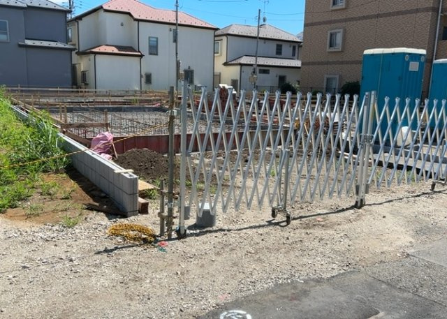 【前面道路含む現地写真】 | お持ちの車種によっては前面道路が広い方が便利でしょう。しかし、前面道路が広ければその分交通量が多くなるため、騒音などが気になる場合があります。実際に現地を見学し、周辺交通量や騒音などを確認しましょう！