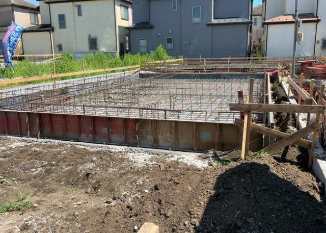 【玄関】 | 玄関は家の顔でもあり、家族以外の目にも止まる場所です。玄関は外との間を仕切る扉、靴などをしまっておく収納スペース、靴脱ぎのたたきスペース、来客とのやり取りをするドアホンなど複数のアイテムからなります。
