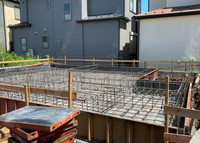 【バルコニー】 | バルコニーは、室外の専用スペースのうち、「屋根がなく開放された空間」であるものを指します。ベランダより広いタイプのものが多く、日当たりもよいため家庭菜園などを楽しみたい人にとって適した環境となります。