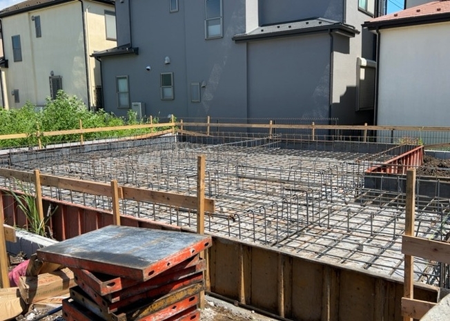 【構造・工法・仕様】 | 木造住宅とは土台、壁、柱など建築物の強度を支える構造体の材に木が使用されている構造を指します。構造体は建物の自重を支えるだけではなく風圧や水圧、積裁荷重などあらゆる衝撃に耐えるための基礎です。