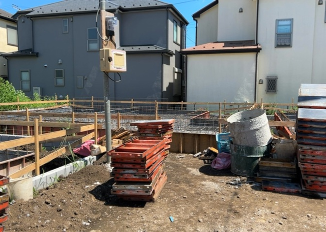 【外観】 | 現地に行くなら、物件の周囲の地形がどうなっているかを見ることも大切です。周辺より低くなっている土地では、大雨などで水が集まりやすいため、地盤が弱くなっているということも考えられるため、注意が必要です。
