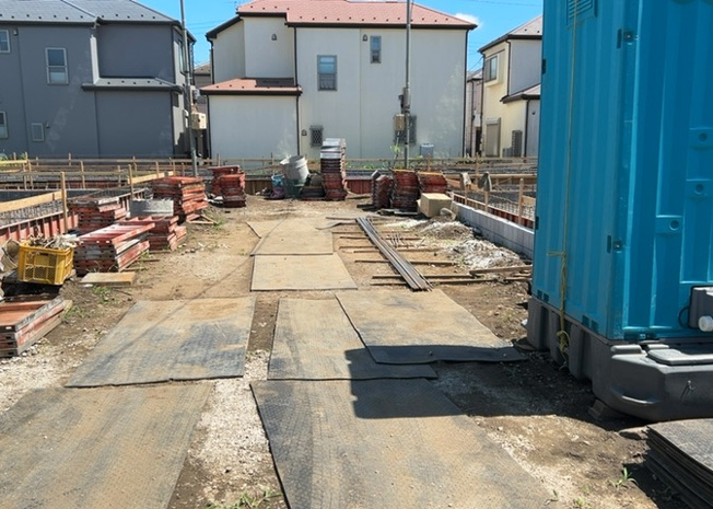 【前面道路含む現地写真】 | 道幅が広い場所は日当たりや風通が良好です。幅が広いのですれ違いも可能ですし大きな車でも駐車可能！一方で、大型車が通ることも多くなるため交通量の増加により騒音に繋がります。また土地の値段が高くなります。