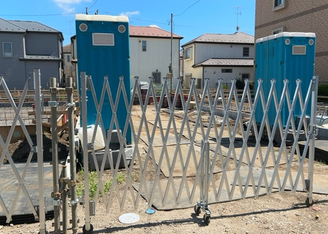 【前面道路含む現地写真】 | 住宅用の土地では前面道路に2m以上接していなければならないと法律で定められています。しかし、お持ちの車のサイズやライフスタイルなどにより、2mでは利便が悪い場合もございますので、事前に確認しましょう。