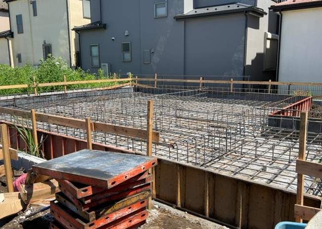 【庭】 | 庭があることでガーデニングや家庭菜園はもちろん、こどもの遊び場やペットを放して遊ぶことができます。また、家の周囲に余裕があるということです。隣地との間があれば、十分な日当たりと、風通しが確保できます。