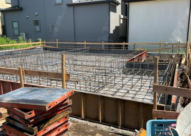 【玄関】 | 玄関は家の顔でもあり、家族以外の目にも止まる場所です。玄関は外との間を仕切る扉、靴などをしまっておく収納スペース、靴脱ぎのたたきスペース、来客とのやり取りをするドアホンなど複数のアイテムからなります。
