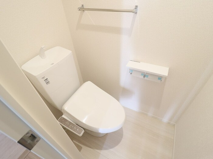 ピエドリオのトイレ|落ち着いた色調のトイレです
