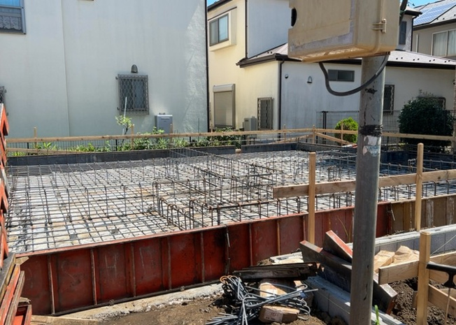 【バルコニー】 | バルコニーは、室外の専用スペースのうち、「屋根がなく開放された空間」であるものを指します。ベランダより広いタイプのものが多く、日当たりもよいため家庭菜園などを楽しみたい人にとって適した環境となります。