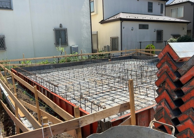 【構造・工法・仕様】 | 木造住宅とは土台、壁、柱など建築物の強度を支える構造体の材に木が使用されている構造を指します。構造体は建物の自重を支えるだけではなく風圧や水圧、積裁荷重などあらゆる衝撃に耐えるための基礎です。