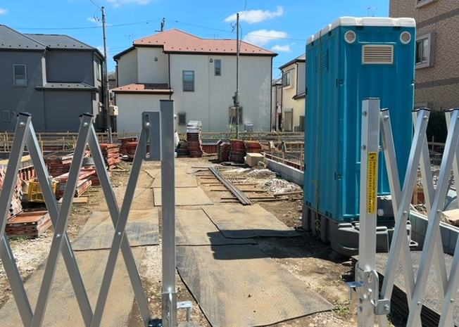 【前面道路含む現地写真】 | 道幅が広い場所は日当たりや風通が良好です。幅が広いのですれ違いも可能ですし大きな車でも駐車可能！一方で、大型車が通ることも多くなるため交通量の増加により騒音に繋がります。また土地の値段が高くなります。