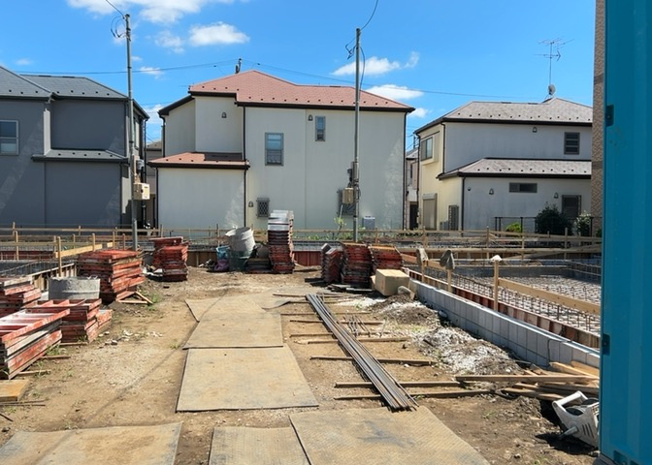 【外観】 | 現在は更地となっています。現地をご見学に行く際は、道路の幅や周辺の交通量、施設などをご確認頂くことをおすすめします！ある程度イメージをつけたいという場合は、同売主の施工事例や完成パースもお見せします。