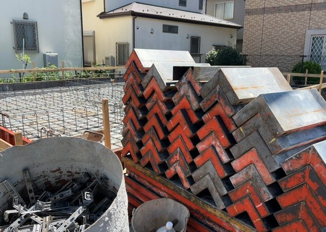 【庭】 | 庭のある家に住むことのメリットとして、子どもたちの遊び場を確保できること、ガーデニングや家庭菜園を楽しめること、明るさを確保できることがあります。また、配置を工夫することでプライバシーが確保できます。