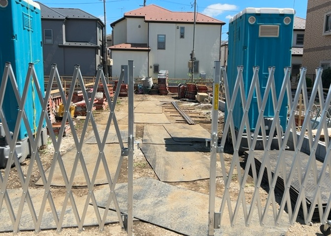 【前面道路含む現地写真】 | お持ちの車種によっては前面道路が広い方が便利でしょう。しかし、前面道路が広ければその分交通量が多くなるため、騒音などが気になる場合があります。実際に現地を見学し、周辺交通量や騒音などを確認しましょう！