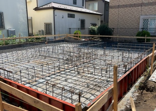 【庭】 | 庭があることでガーデニングや家庭菜園はもちろん、こどもの遊び場やペットを放して遊ぶことができます。また、家の周囲に余裕があるということです。隣地との間があれば、十分な日当たりと、風通しが確保できます。