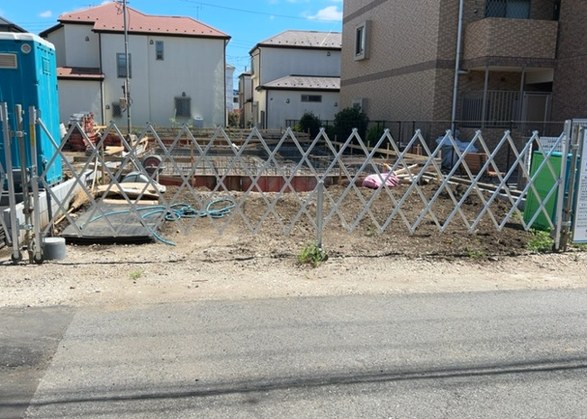 【前面道路含む現地写真】 | 住宅用の土地では前面道路に2m以上接していなければならないと法律で定められています。しかし、お持ちの車のサイズやライフスタイルなどにより、2mでは利便が悪い場合もございますので、事前に確認しましょう。