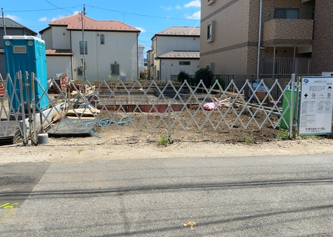 【前面道路含む現地写真】 | お持ちの車種によっては前面道路が広い方が便利でしょう。しかし、前面道路が広ければその分交通量が多くなるため、騒音などが気になる場合があります。実際に現地を見学し、周辺交通量や騒音などを確認しましょう！