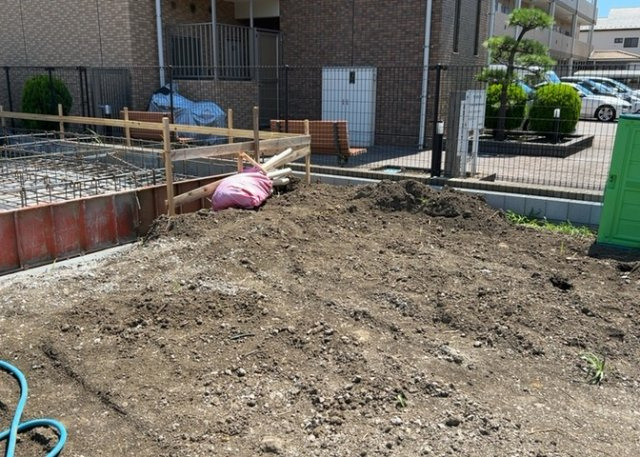 【庭】 | 庭があることでガーデニングや家庭菜園はもちろん、こどもの遊び場やペットを放して遊ぶことができます。また、家の周囲に余裕があるということです。隣地との間があれば、十分な日当たりと、風通しが確保できます。