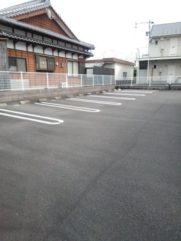 エレガンシアの駐車場
