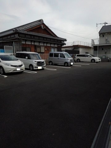 エレガンシアの駐車場
