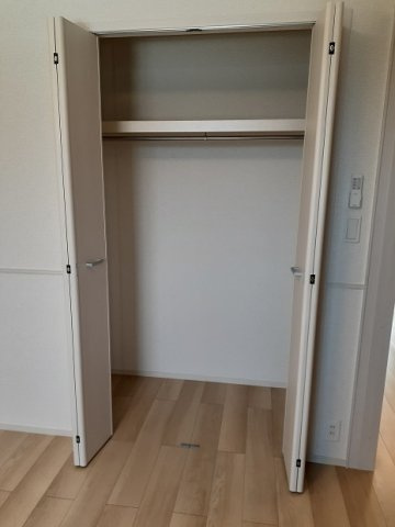 ＰＬＡＩＮ　桃の木の内装