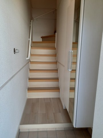 ＰＬＡＩＮ　桃の木の玄関