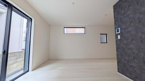 【Livele Garden.S】小平小川西町第８の居間・リビング|大きな窓のあるリビングは、陽光あふれる明るい空間です。