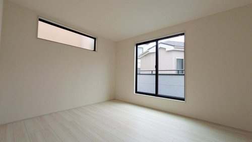 【Livele Garden.S】小平小川西町第８の洋室|採光面を多方にとれるよう設計されており、温かい陽光が差し込む洋室。