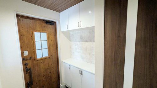 【Livele Garden.S】小平小川西町第８の玄関|開放感のある明るい玄関スペースとなっております。
収納棚の上も自由にアレンジできます。思わず人を招きたくなる、そんなエントランスです。