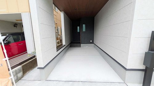 【Livele Garden.S】小平小川西町第８の駐車場|屋根付きのビルトイン車庫で雨風から車の汚れをカバーします！ 
車に乗らないご家庭においては自転車や物置などを屋根の下におけて便利にご活用ください！