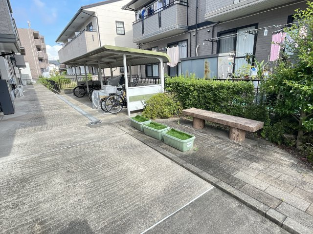セジュールKATAHAC棟の駐車場