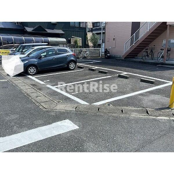 SurplusOneサンシャイン秋田の駐車場