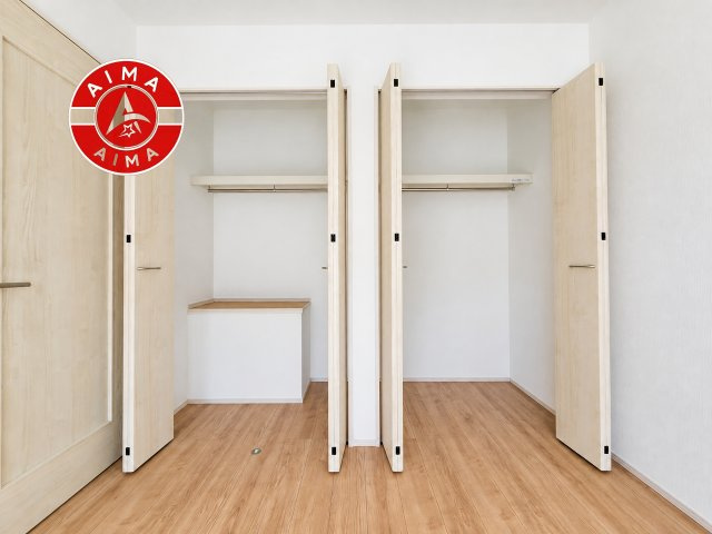 福岡市南区老司3丁目第1-2棟（B号棟）の収納|洋服や大きな荷物が多い方や人数の多いご家族などは、一般的なクローゼットよりもウォークインクローゼットのほうが使い勝手が良いです。