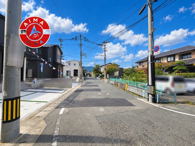 福岡市南区老司3丁目第1-2棟（B号棟）の前面道路含む現地写真|前面道路は閑静な住宅地をはしる車通りの少ない道路。お車の出し入れが苦手なママや小さなお子様にも安心ですね。しっかり舗装もされているので、ベビーカーや自転車で通っても快適に通行できます。
