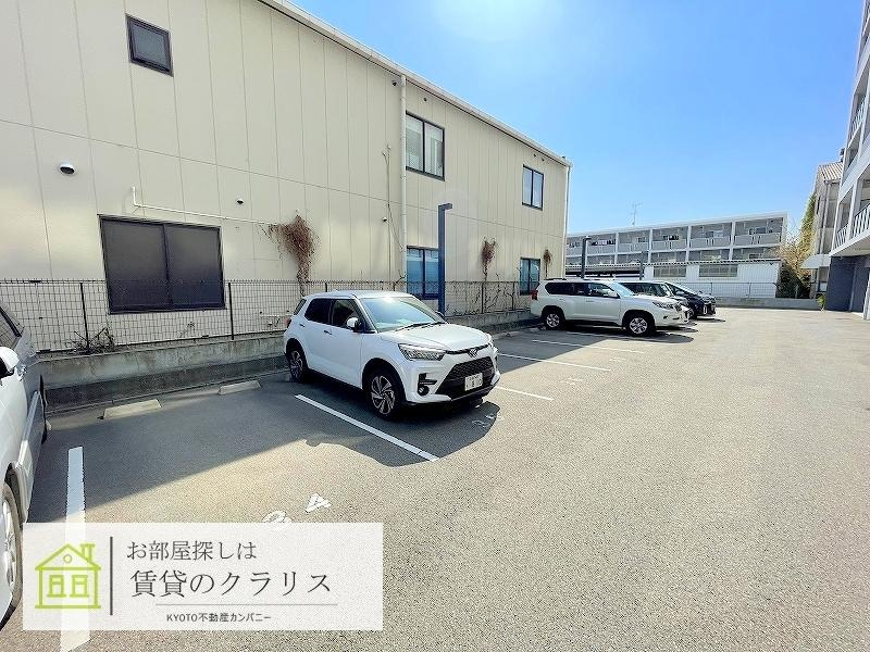 クリスタ京都の駐車場