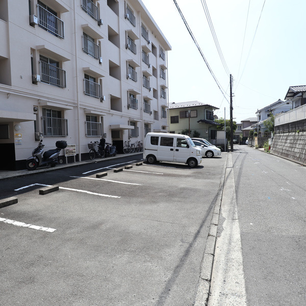 栄昇ハイツの駐車場