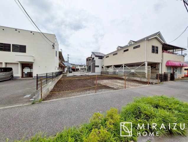 【前面道路含む現地写真】 | お車の運転に自信のない方でも安心かなと思います。とても解放感があり、日当たりも気持ちよさそうです。