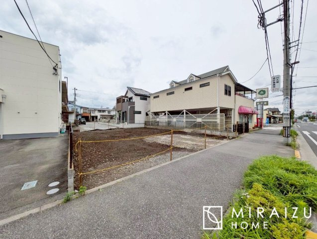 【前面道路含む現地写真】 | 通勤や家族の送迎など、毎日の生活にマイカーが欠かせない方にとって駐車場は大事な条件。敷地内にカースペースがあれば、お出かけやお買い物の際の搬入出も楽々です。