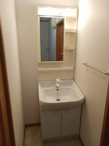 ダンデライオンＡの洗面所|明るい洗面所です