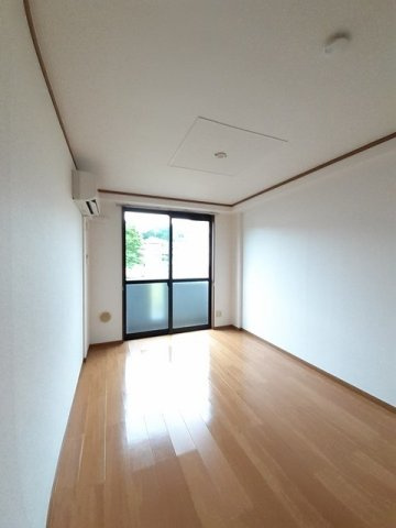 セレッソ十日市Ｂ棟の居間・リビング|使いやすい居間です